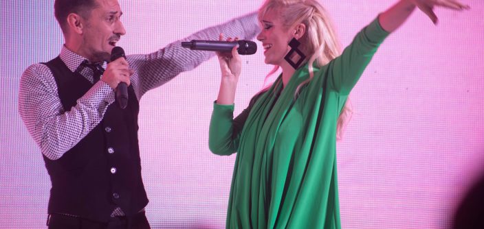 Carlos-Casella-y-Griselda-Siciliani-cantaron-en-la-presentación-del-nuevo-Galaxy-S9.jpg