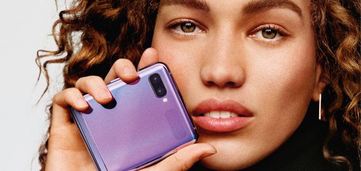 Referencia-Samsung-Galaxy-Z-Flip-KV-Ajustado-Chica-Pelirroja-A4_Out_Vertical-1.jpg