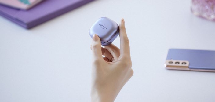 04_galaxybudspro_handson_violet_201230054209-1.jpg