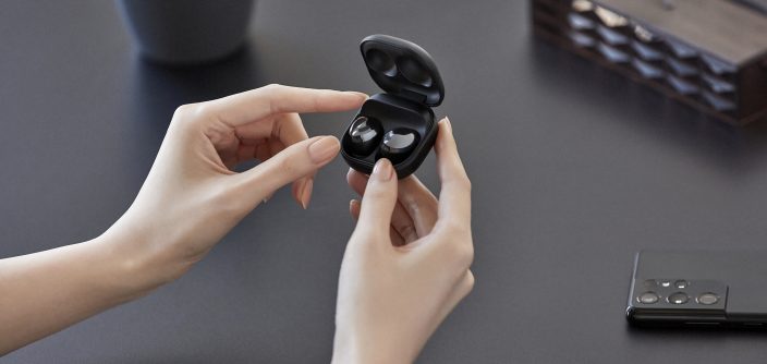 10_galaxybudspro_handson_black_201230055555-1-e1616515736719.jpg