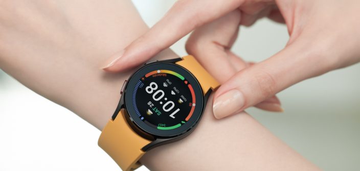 004_galaxywatch4_handson_black-1.jpg