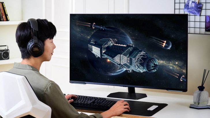 Odyssey-Neo-G7_withmodel_1.jpg