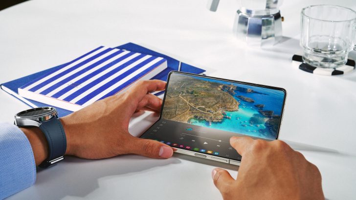 067_Galaxy_fold5_hands-on_cream_LI.jpg