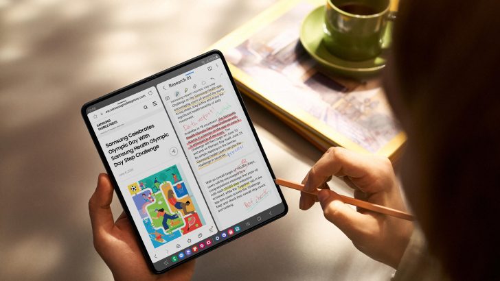 069_Galaxy_fold5s_pen_hands-on_phantom_black_LI.jpg