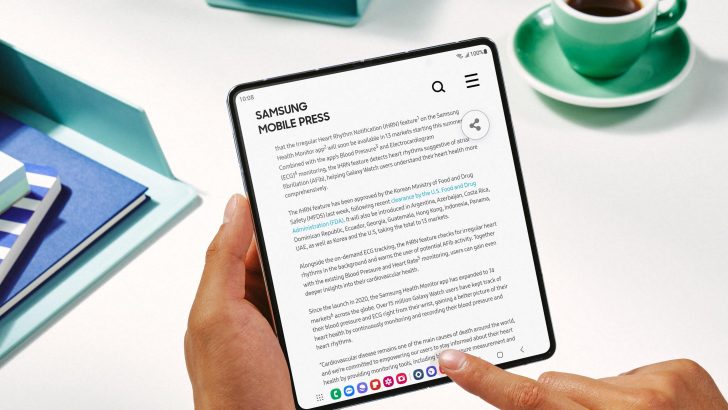 071_Galaxy_fold5_hands-on_icy_blue_LI.jpg