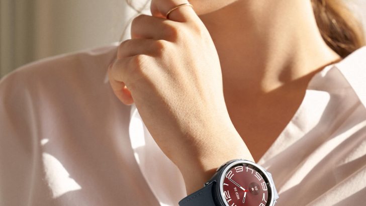 095_Galaxy_W6CS_lifestyle_silver_LI.jpg