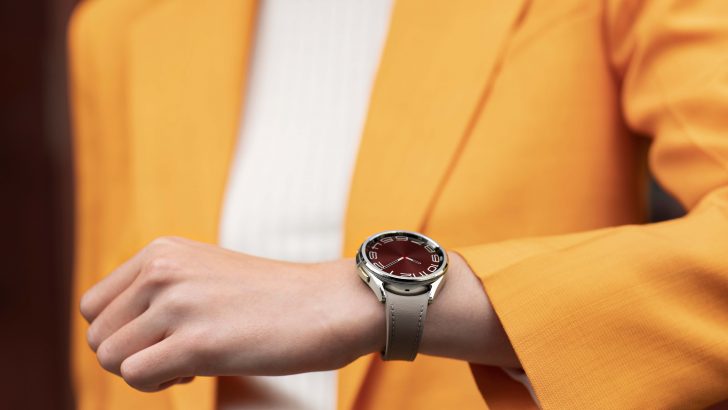 019-lifestyle-galaxy-watch6-classic-43mm-silver-e1702309990850.jpg