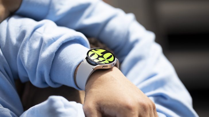 024-lifestyle-galaxy-watch6-44mm-silver.jpg