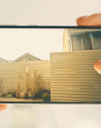 017-lifestyle-galaxy-s24ultra-titaniumgray-instant-slow-mo.gif