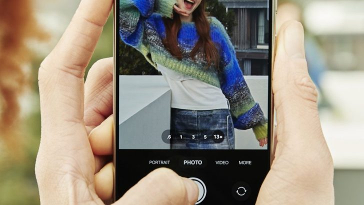 013-lifestyle-galaxy-s24ultra-titaniumgray-ai-zoom-1-e1715875654456.jpg