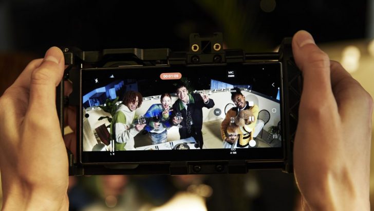 015-lifestyle-galaxy-s24ultra-titaniumgray-anamorphic-e1715876690656.jpg