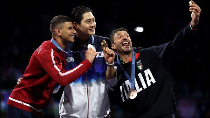 Samsung-Mobile-Galaxy-Z-Flip6-Olympic-Edition-2024-Paris-Olympics-Victory-Selfie_main6.jpg