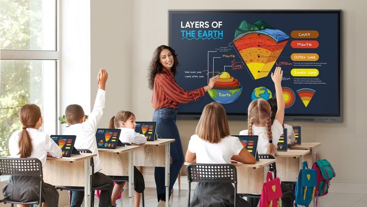 ie-feature-smart-signage-541055637.jpg