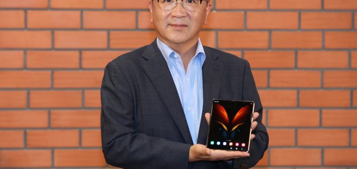 Ken-Kang-CEO-Samsung-SWA-unveiling-Galaxy-Z-Fold2-in-India.jpg