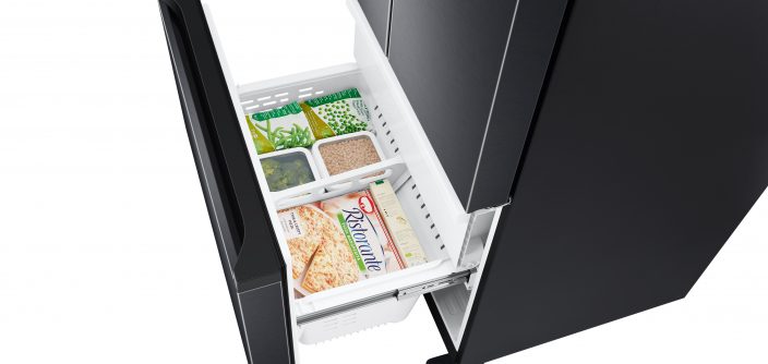 RF57A5232B1-TL_010_Detail-Freezer-Box-Food2_Black.jpg