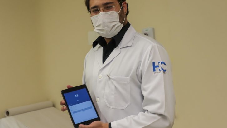 Medico-do-Hospital-das-Clinicas-em-Sao-Paulo-exibe-um-dos-tablets-doados-pela-Samsung-1.jpg