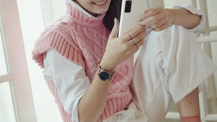 06_galaxys20fe_color_lifestyle_image.jpg