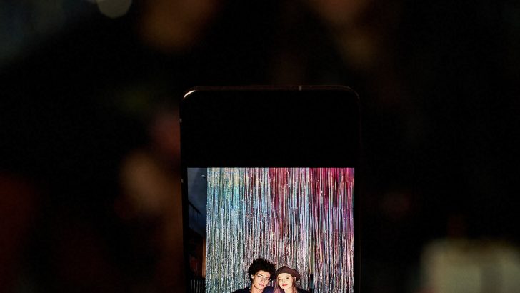 GalaxyS21_plus_lifestyle_cut.jpg