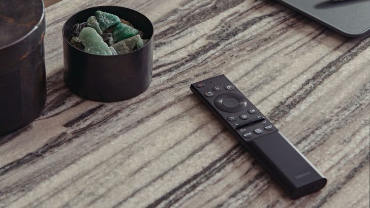 Neo-QLED-Lifestyle_remote-e1612369489759.jpg