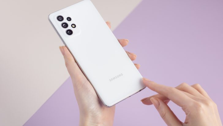 7_galaxya72_handson_white-3.jpg