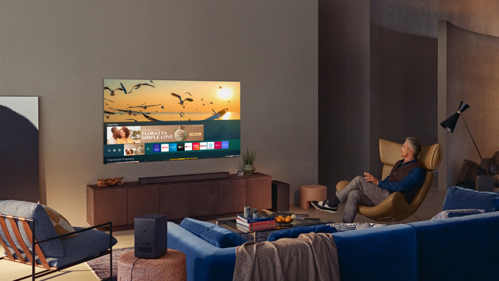 QN900A_Lifestyle_Soundbar_BR_040821_v1-1.png