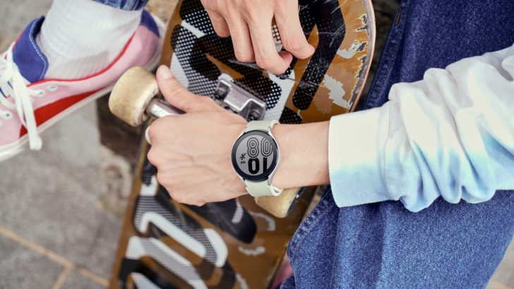 8.-Galaxy-Watch4_Lifestyle_Outbox-Strap1-e1628697693402.jpg