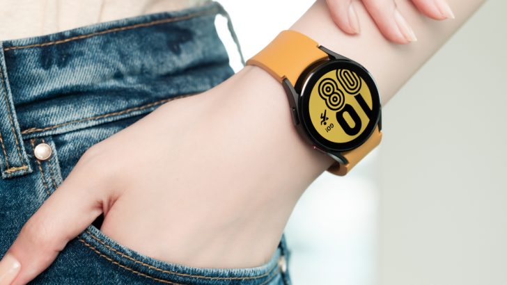 006_galaxywatch4_handson_black-1.jpg
