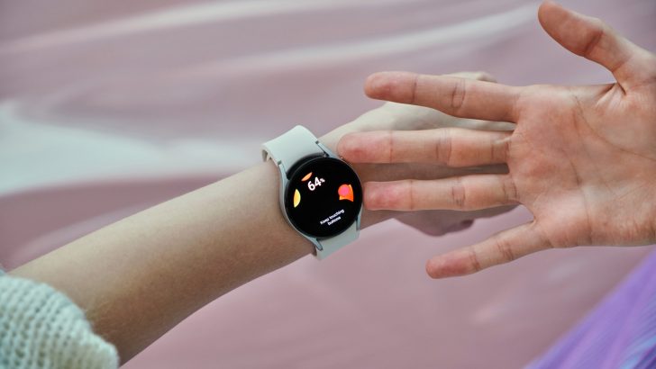 006_lifestyle_galaxywatch4_silver-1-e1632762962140.jpg