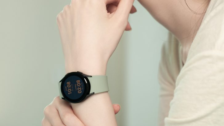 010_galaxywatch4_handson_black.jpg