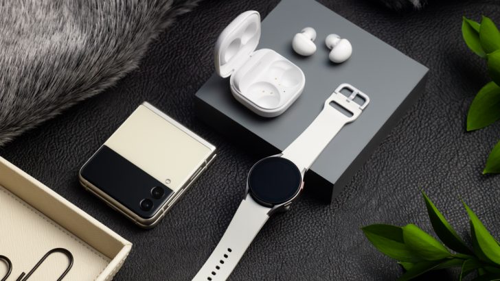 025_galaxyzflip3_5g_cream_galaxywatch4_silver_galaxybuds2_white-1.jpg