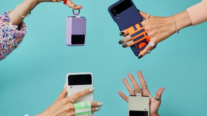 004_lifestyle_galaxyzflip3_5g_cream_phantomblack_green_lavender.jpg
