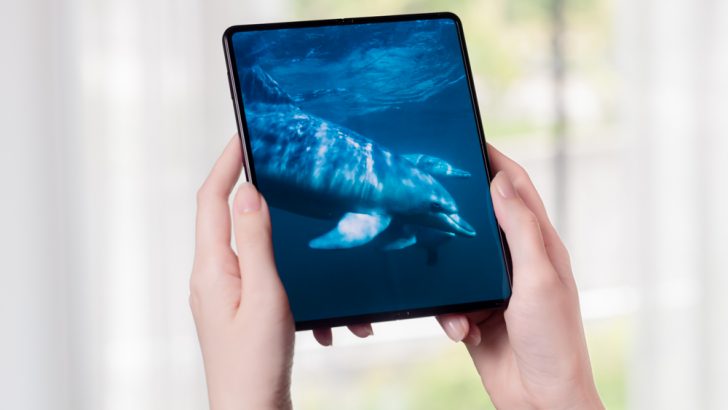 018_galaxyzfold3_5g_hands_on_s_pen_phantomblack.jpg
