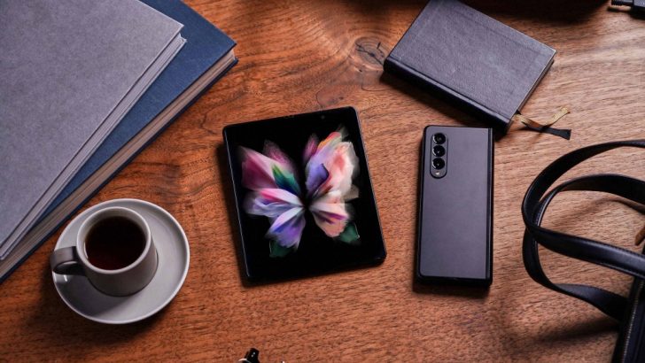 lifestyle_galaxyzfold3_5g_phantomblack-1024x683-e1633641795617.jpg