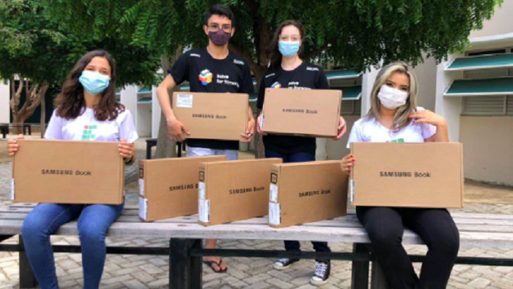 Alunos vencedores do Solve For Tomorrow com prêmios da Samsung