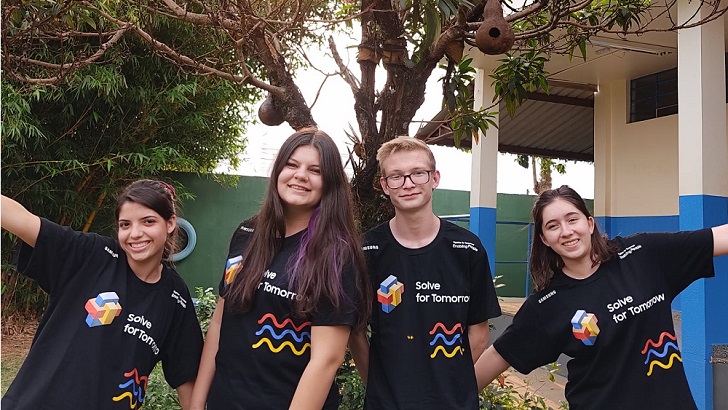 Alunos de Toledo participantes do Solve For Tomorrow usando a camiseta do programa