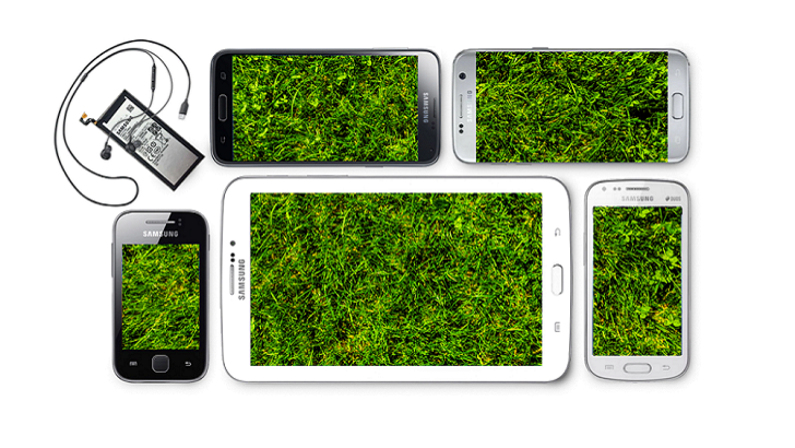 Smartphones e outros aparelhos eletrônicos com imagem de grama na tela