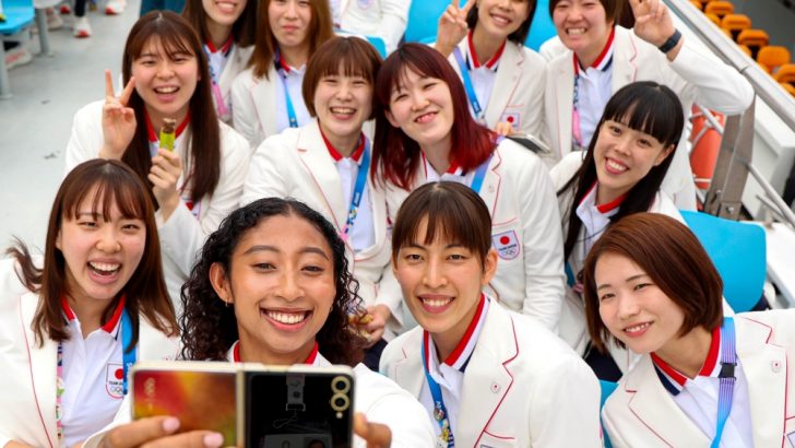 Samsung-Mobile-S24-Ultra-Z-Flip6-Olympic-Edition-Paris-2024-Opening-Ceremony_main4.jpg