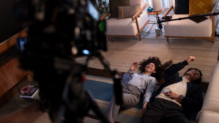 Sharon-Cho-e-Raphael-Chung-bastidor-série-Tudo-Sob-Controle-K-Drama-Samsung-TV-Plus-1.jpg