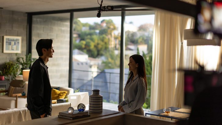 Sharon-Cho-e-Raphael-Chung-bastidor2-série-Tudo-Sob-Controle-K-Drama-Samsung-TV-Plus-e1752107049282.jpg