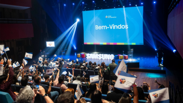 Público interage com apresentadora no palco da cerimônia de premiação do Solve for Tomorrow Brasil 2025