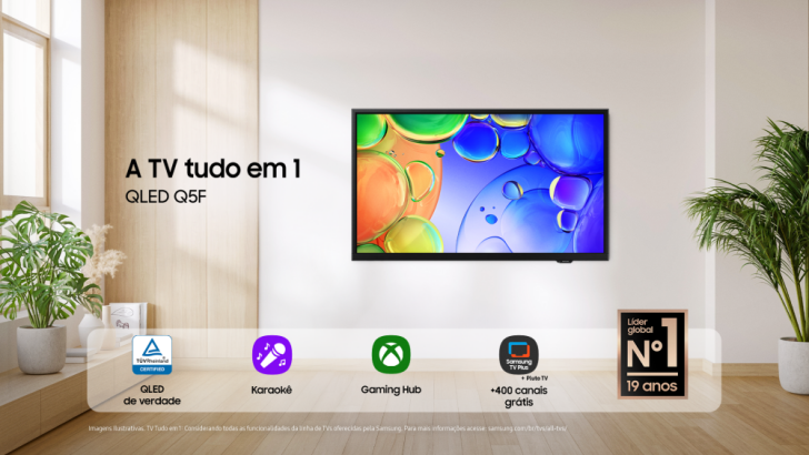 Smart TV Samsung QLED Q5F instalada em sala moderna exibindo conteúdo com cores vibrantes e interface de entretenimento integrada