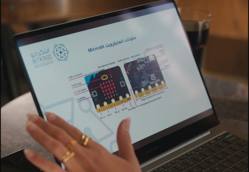 Tela de um notebook mostrando uma apresentação sobre programação micro:bit