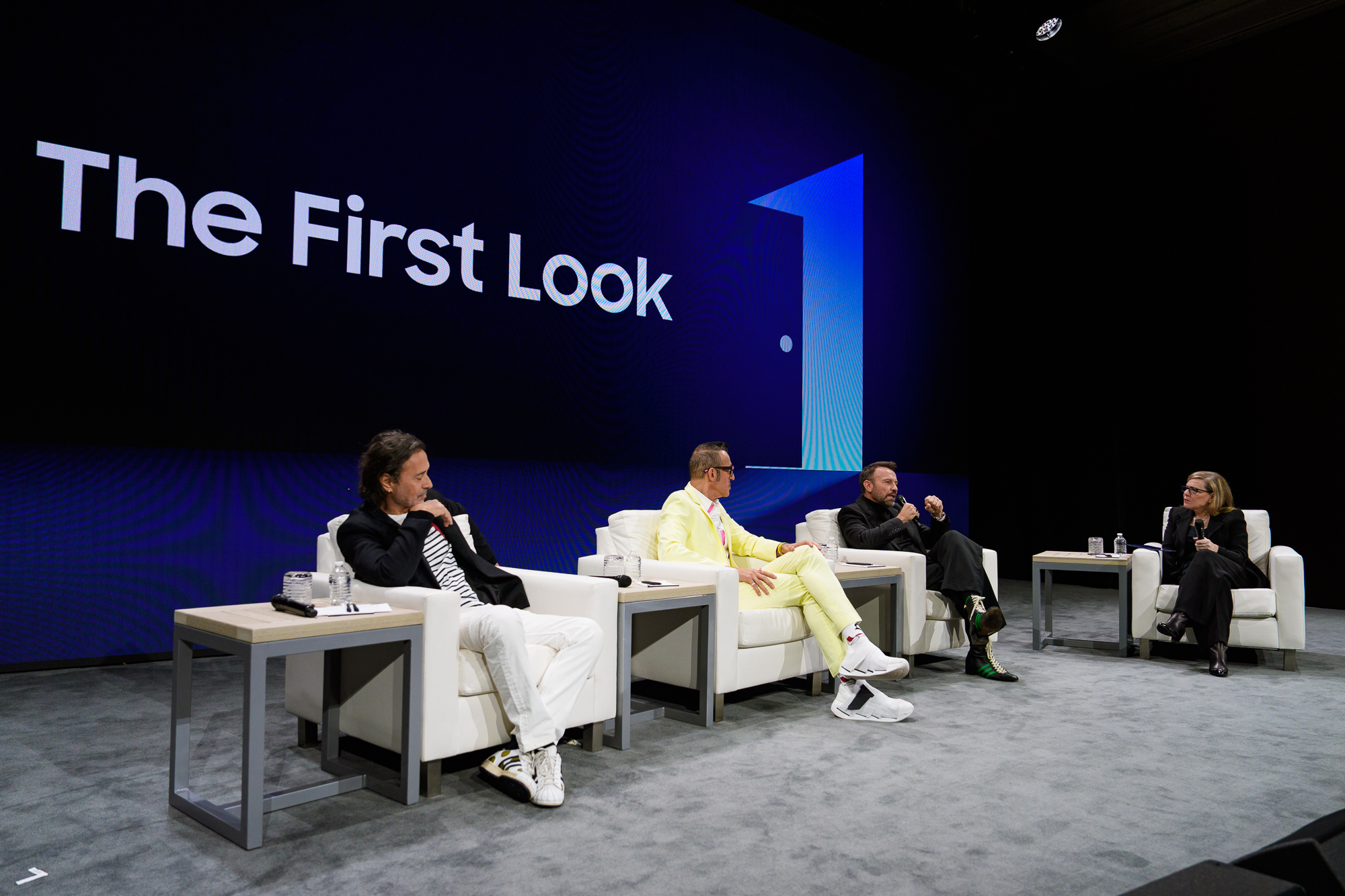 Painel da Samsung na CES 2026 com designers debatendo design centrado no humano e futuro da tecnologia com inteligência artificial