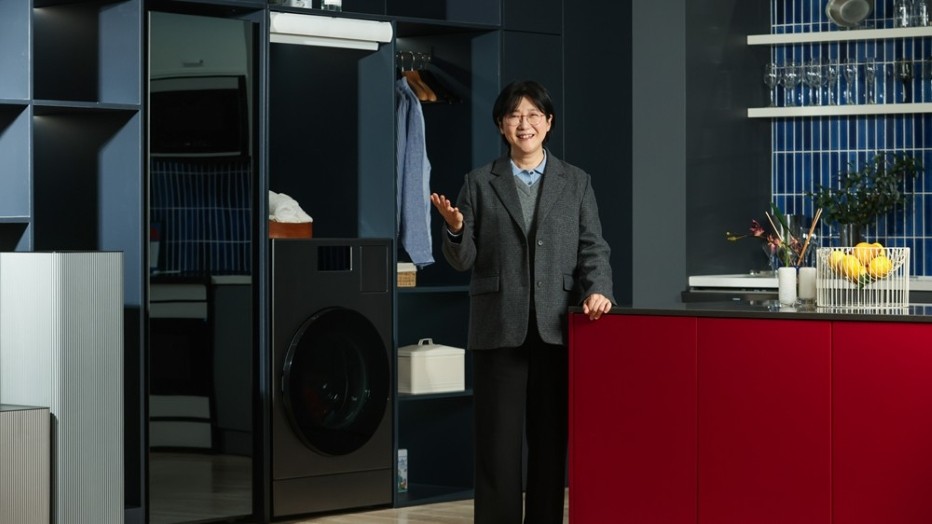 Miyoung Yoo, Vice-Presidente Executiva e Head da Equipe Global de Customer Service da divisão Digital Appliances da Samsung Electronics, em ambiente corporativo profissional