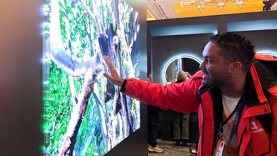 TV Samsung Micro RGB de 130 polegadas exibindo imagem com cores precisas e alta definição em ambiente de exposição na CES 2026
