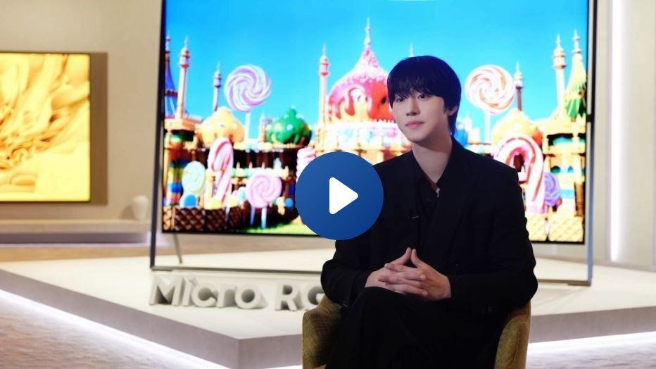 Ahn Hyo-seop em frente à TV Micro RGB de 130 polegadas da Samsung na CES 2026 exibindo imagens em alta definiçã