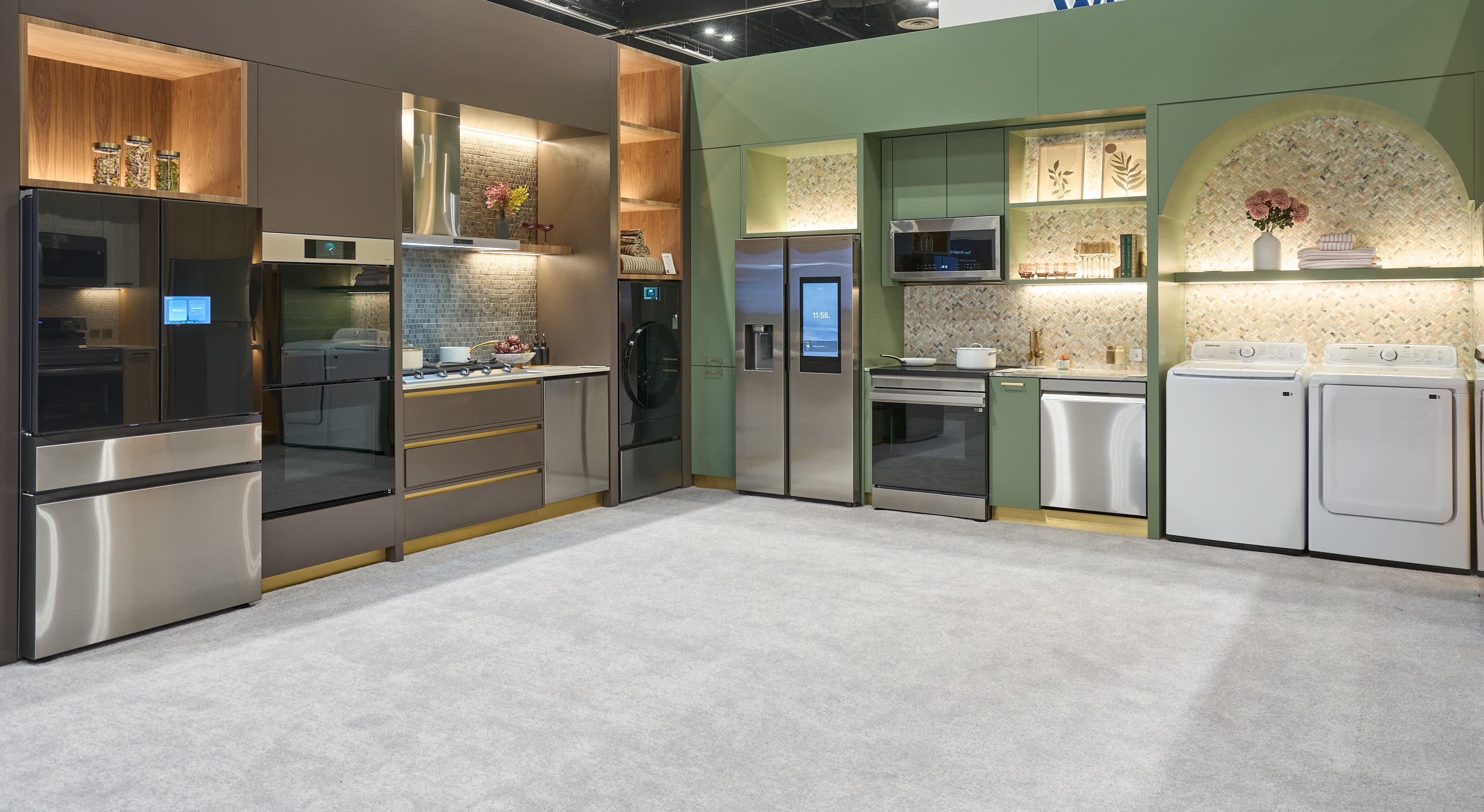 Espaço da Samsung na Kitchen & Bath Industry Show (KBIS) 2026, mostrando produtos de lavanderia e cozinha, como a geladeira Bespoke AI Family Hub, além de lava-louças, fornos e máquinas lava e seca.