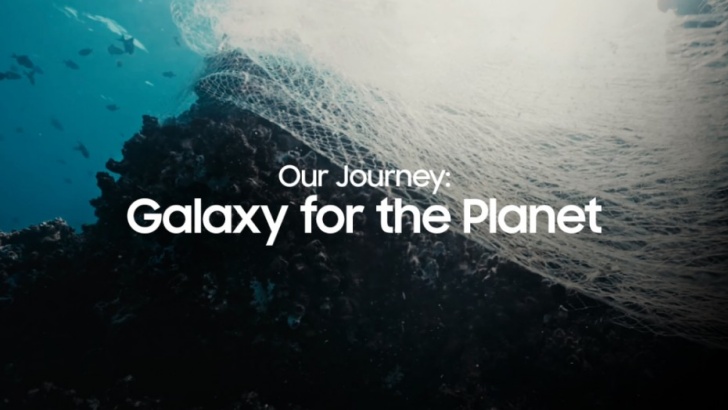 A imagem mostra o fundo do mar, com o que parece ser uma rede de pesca, e a frase "Our Journey: Galaxy for the Planet" ("Nossa Jornada: Galaxy for the Planet", na tradução livre)