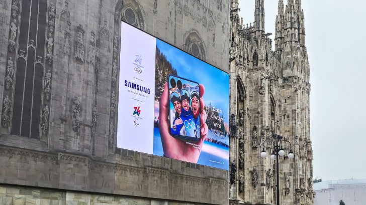 Anúncios externos da Samsung veiculados na Catedral de Milão