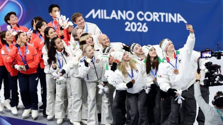 Medalhistas de ouro da Equipe Estados Unidos, medalhistas de prata da Equipe Japão e medalhistas de bronze da Equipe Itália posam para uma foto no pódio tirando uma Selfie da Vitória com o Samsung Galaxy Z Flip7 Edição Olímpica durante a cerimônia de medalhas do evento por equipes, no segundo dia dos Jogos Olímpicos de Inverno Milano Cortina 2026, na Arena de Patinação no Gelo de Milão, em 08 de fevereiro de 2026, em Milão, Itália